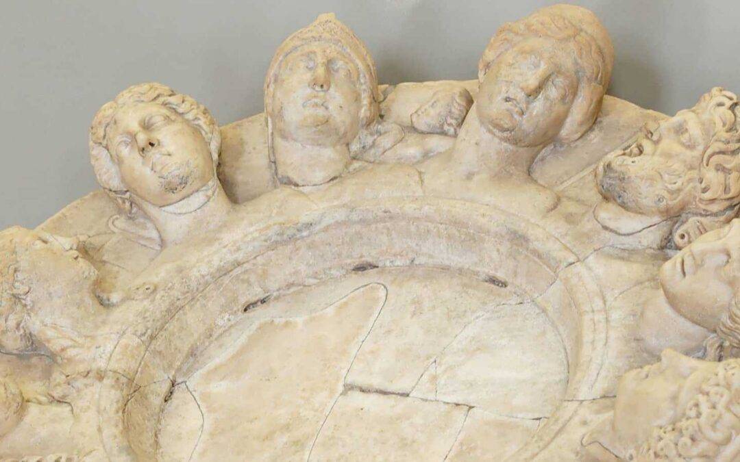 Visages des 12 dieux romains représentant chacun un signe du zodiaque.